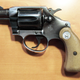 Ilustración para el artículo titulado Un cazador de tesoros se lleva su imán a un estanque. Sale con cuatro pistolas y un subfusil Uzi cargado